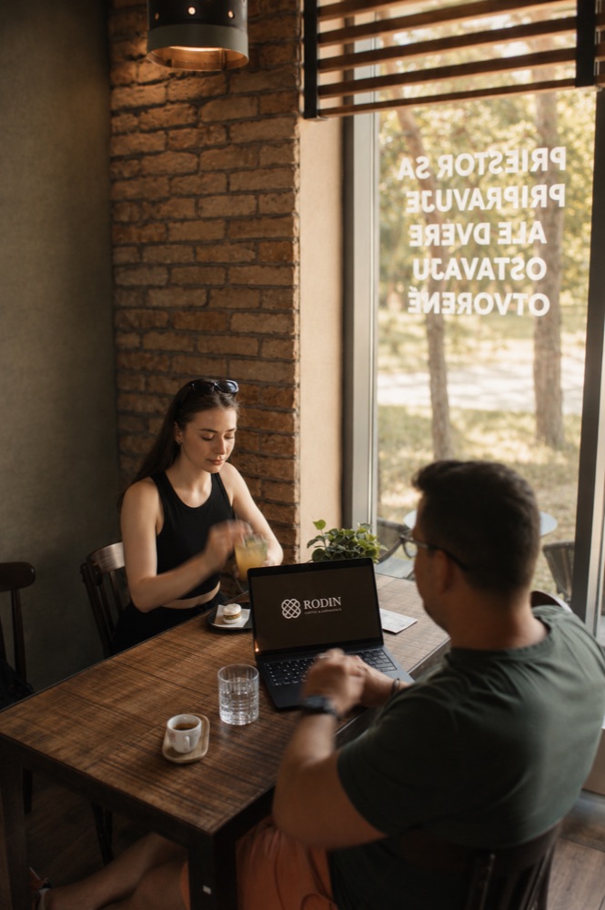 Coworking zóna bistra RODIN s miestami na prácu