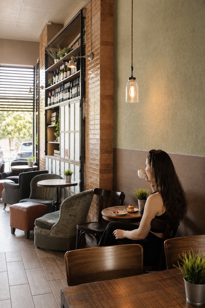 Coworking zóna bistra RODIN s pracovnými stolmi